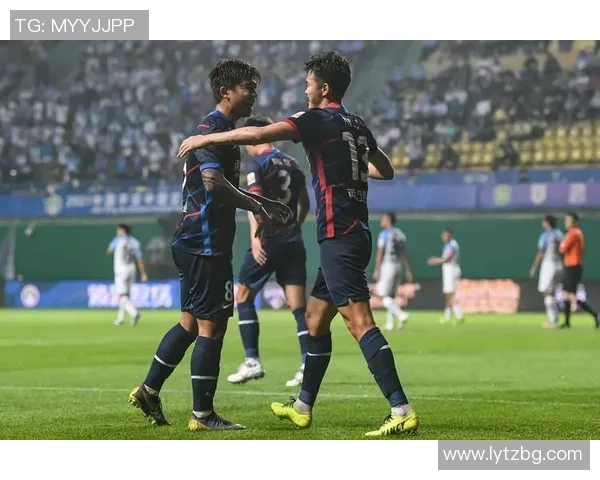 赛后分析：广州足球队与重庆足球队在比赛中的灵活战术对比与启示