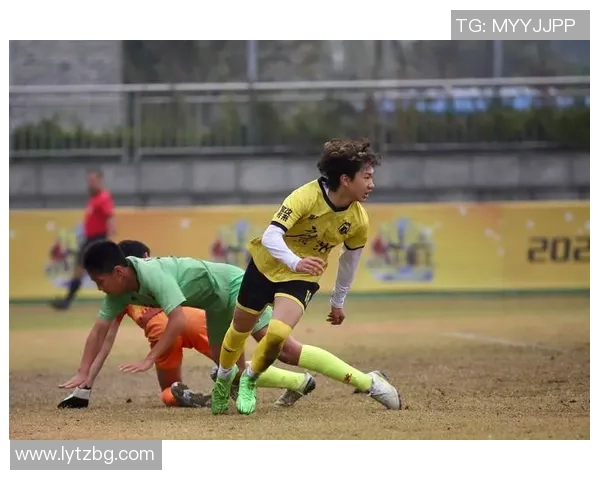 从贫困到荣耀足球明星们艰苦童年的奋斗历程与感人瞬间 从贫困到荣耀足球明星们艰苦童年的奋斗历程与感人瞬间
