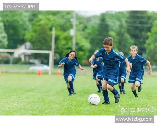 足球明星的可爱孩子们在绿茵场上展现天赋与魅力的精彩瞬间