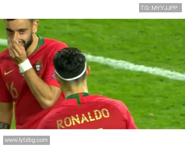 戴发带的足球明星们如何在赛场上展现个人风格与团队精神