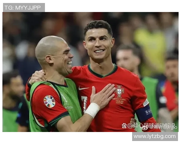 足球明星激情扔球衣瞬间引发球迷热议视频背后的故事与情感 足球明星激情扔球衣瞬间引发球迷热议视频背后的故事与情感